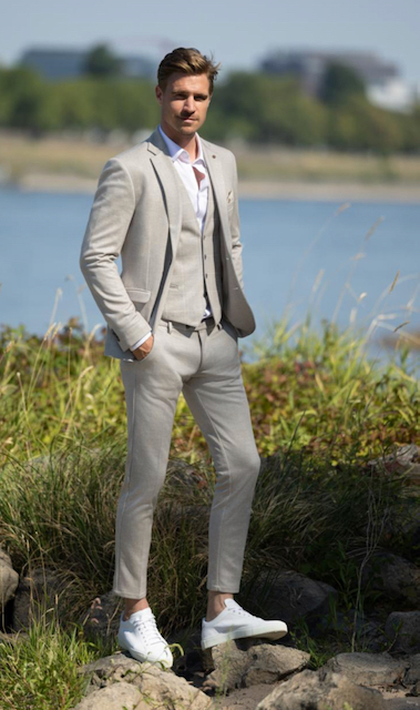 Zomerse casual herenmode met sneakers