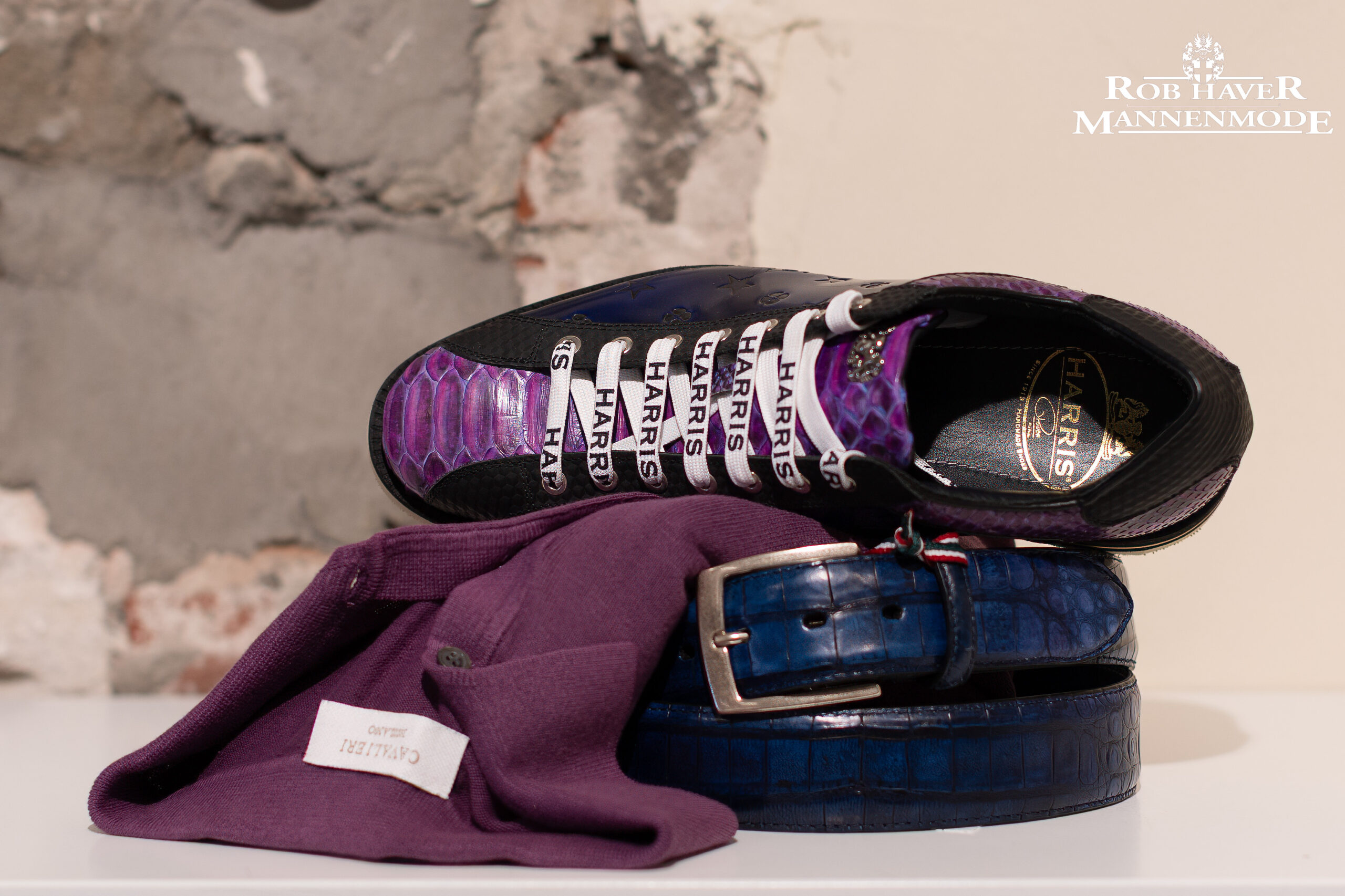 Handgemaakte purple blauw Harris Firenze Italiaanse herenschoenen met Cavalieri trui  en riem bij Rob Haver mannenmode op de Steenweg te Helmond