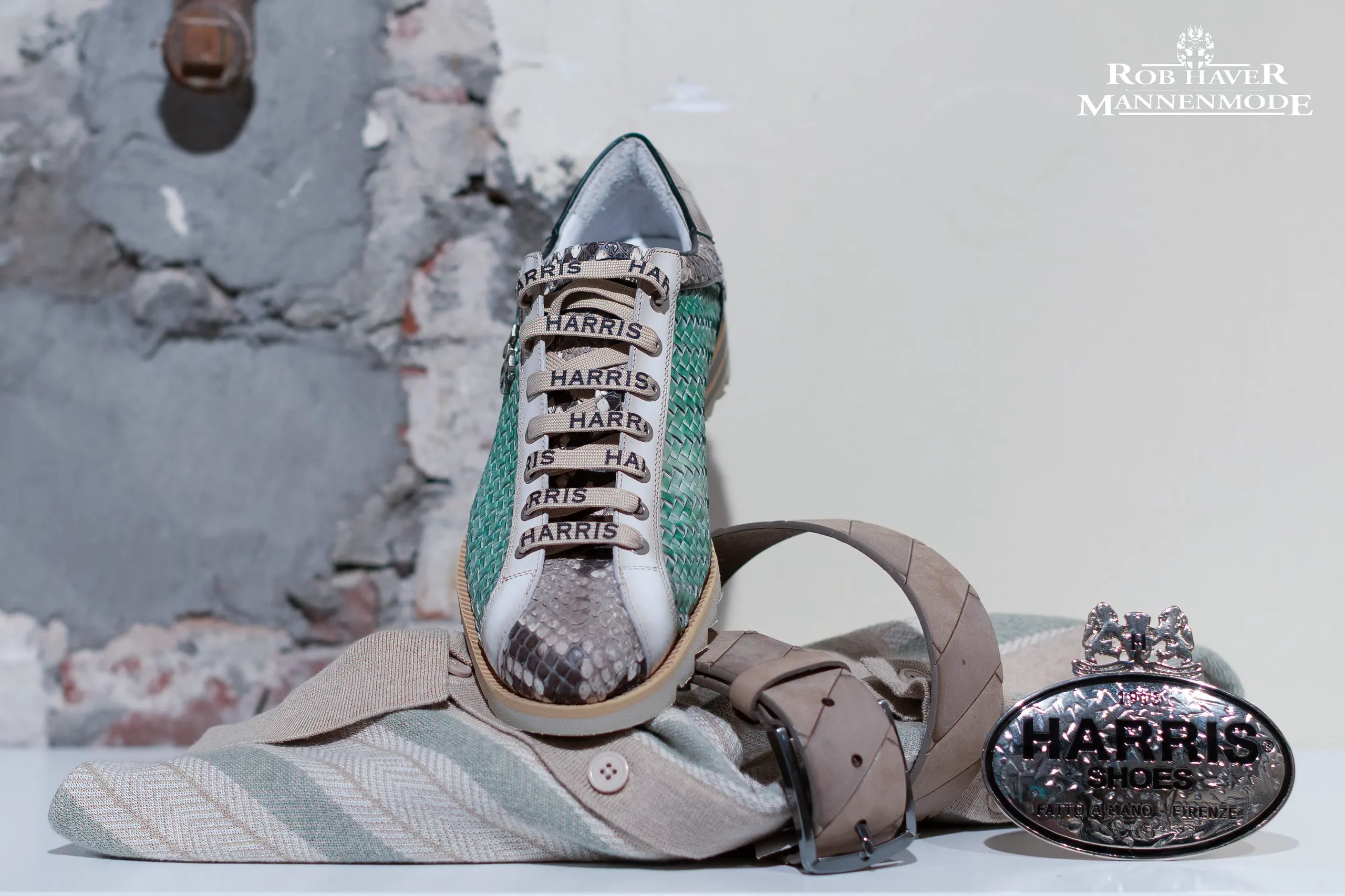 Handgemaakte aqua groen Harris Firenze Italiaanse herenschoenen met Cavalieri polo en riem bij Rob Haver mannenmode op de Steenweg te Helmond