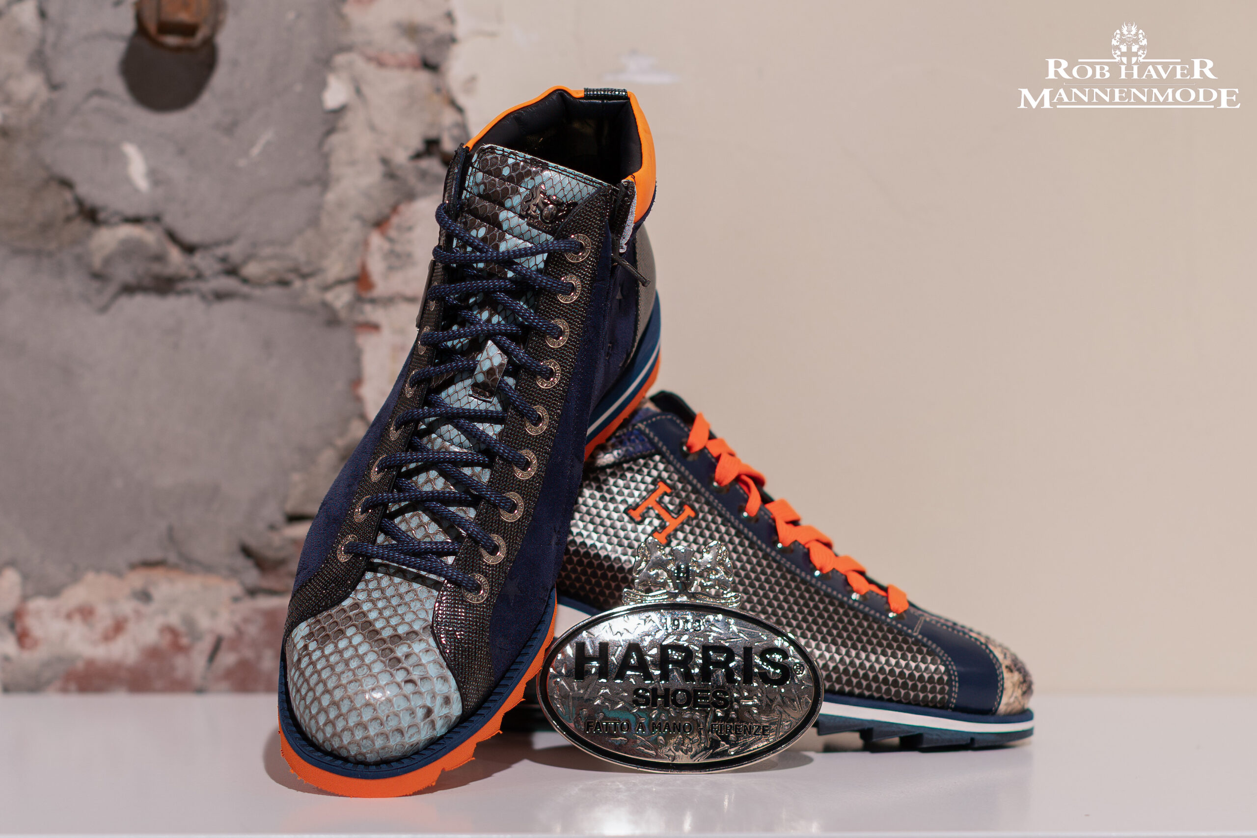 Handgemaakte blauwe sneaker met orange accenten en orange zool  Harris Firenze Italiaanse herenschoenen bij Rob Haver mannenmode op de Steenweg te Helmond.