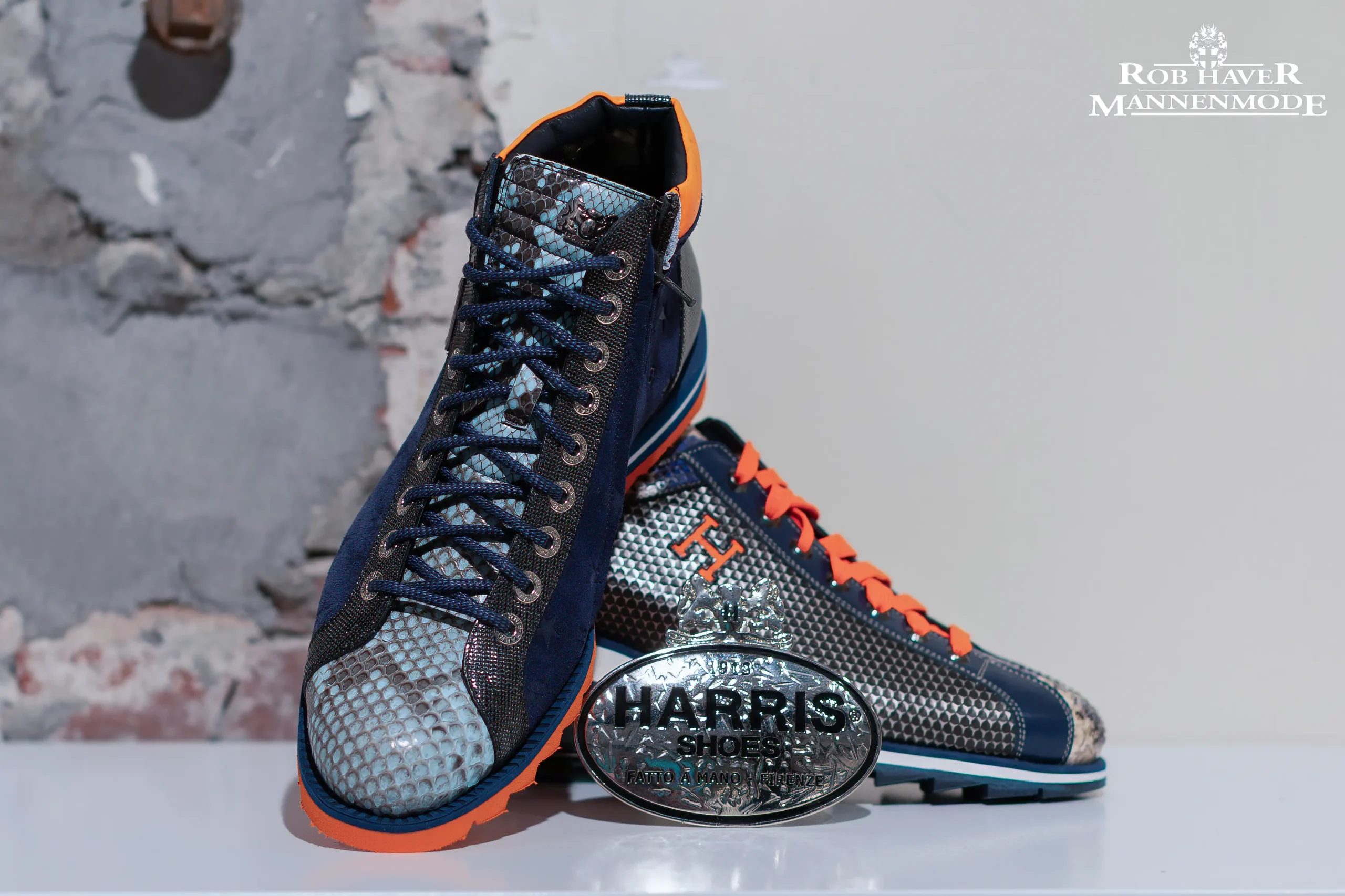 Handgemaakte blauwe sneaker met orange accenten en orange zool  Harris Firenze Italiaanse herenschoenen bij Rob Haver mannenmode op de Steenweg te Helmond.