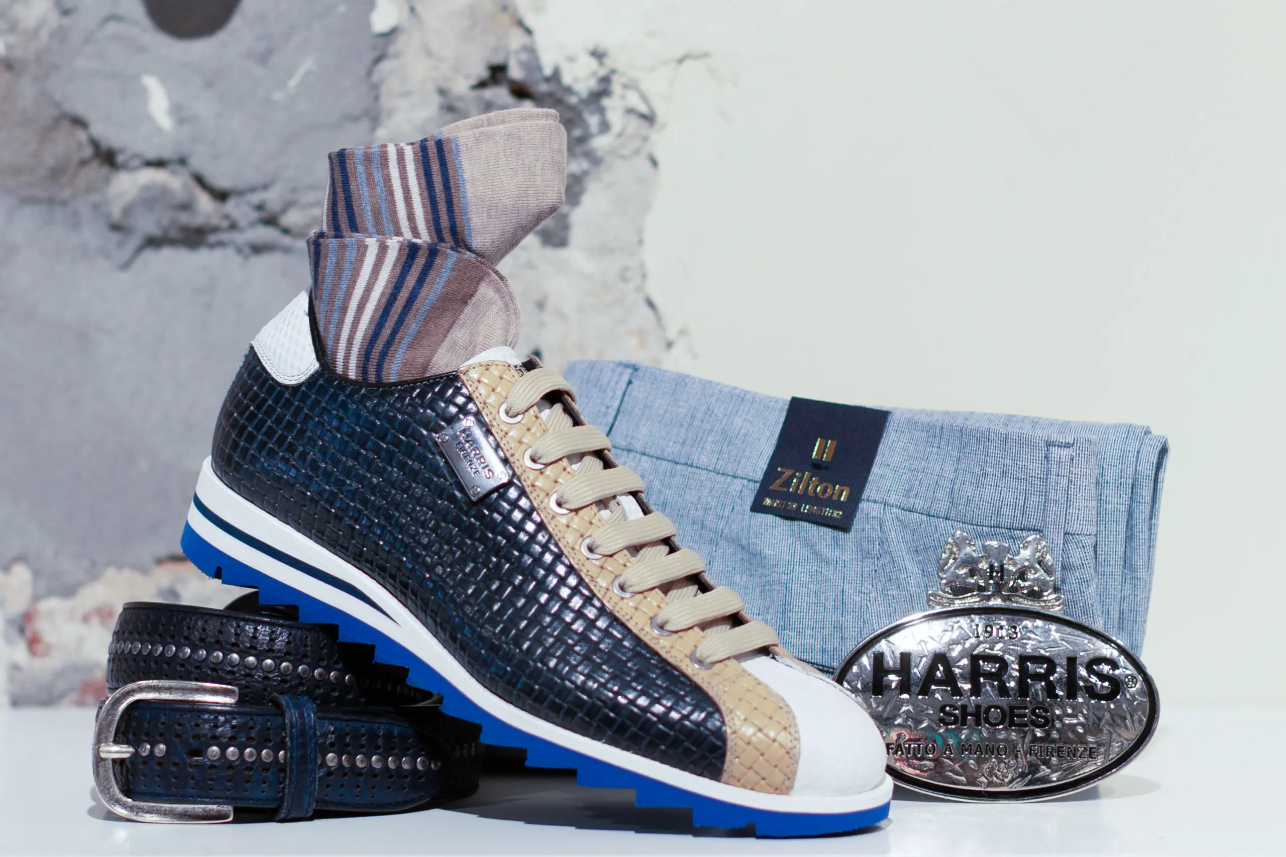 Blauw beige sneaker  met bijpassende  sokken en Zilton broek en riem Harris Firenze Italiaanse herenschoenen bij Rob Haver mannenmode op de Steenweg te Helmond.