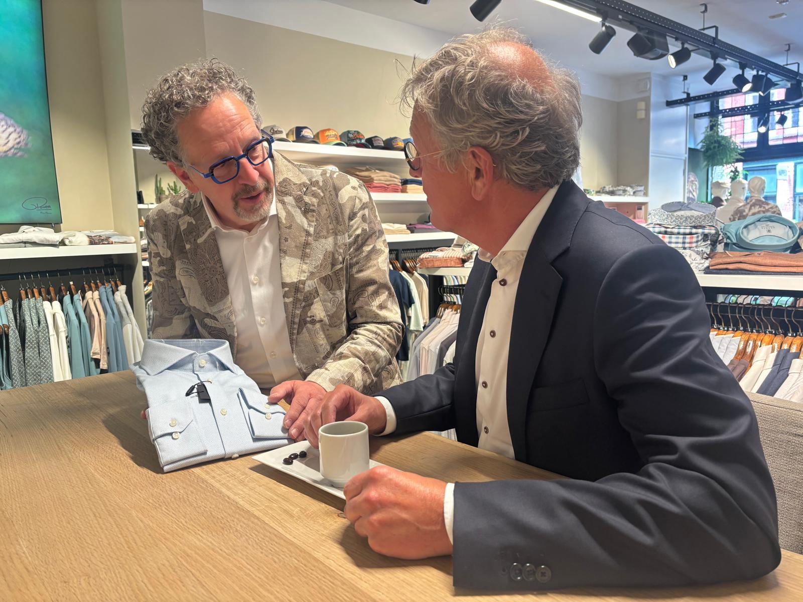 Rob Haver geeft persoonlijk stijladvies aan een klant in de winkel in Helmond