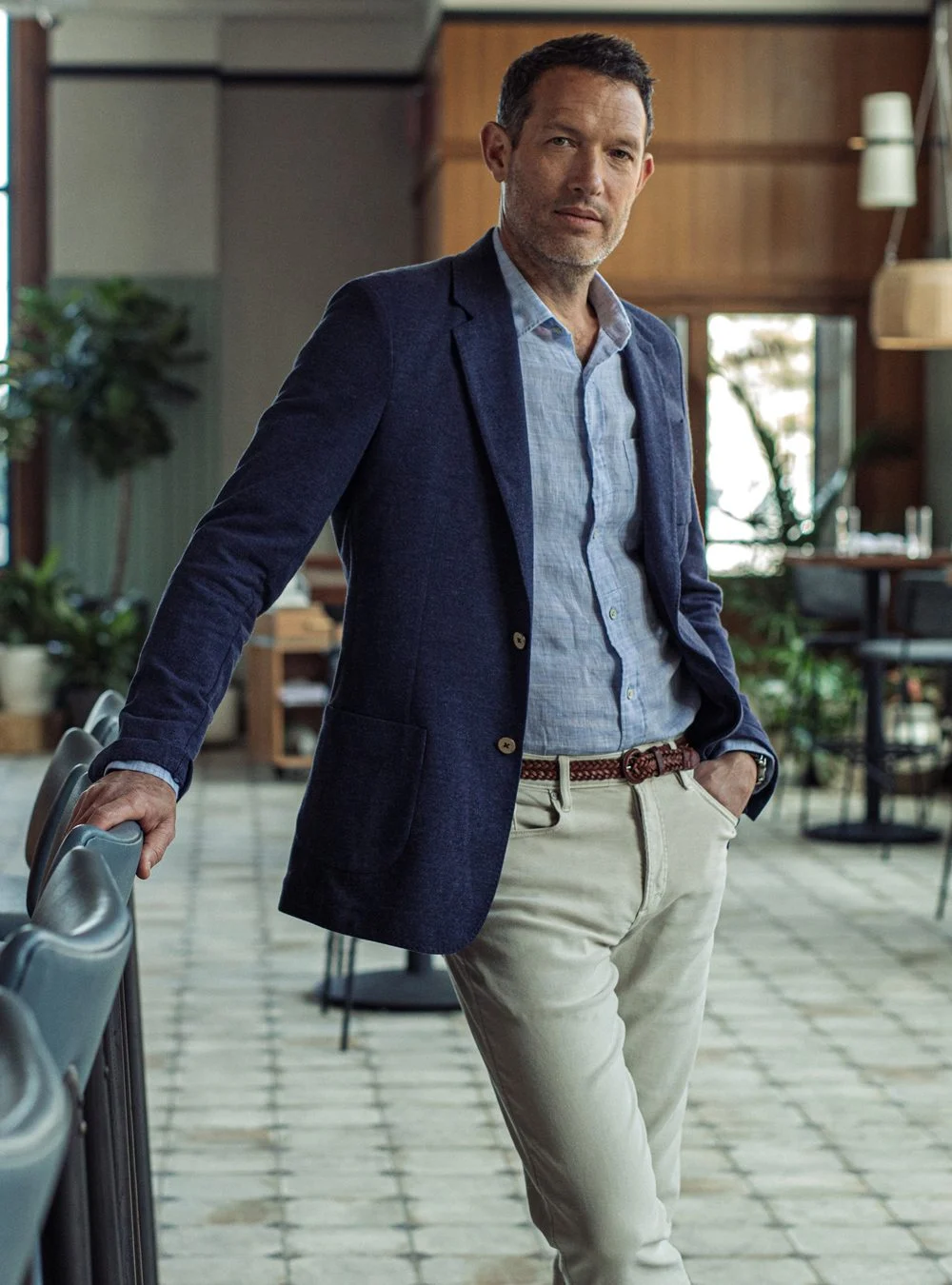 smart casual blauw colbert op een lichte chinoo bij Rob Haver mannenmode Helmond