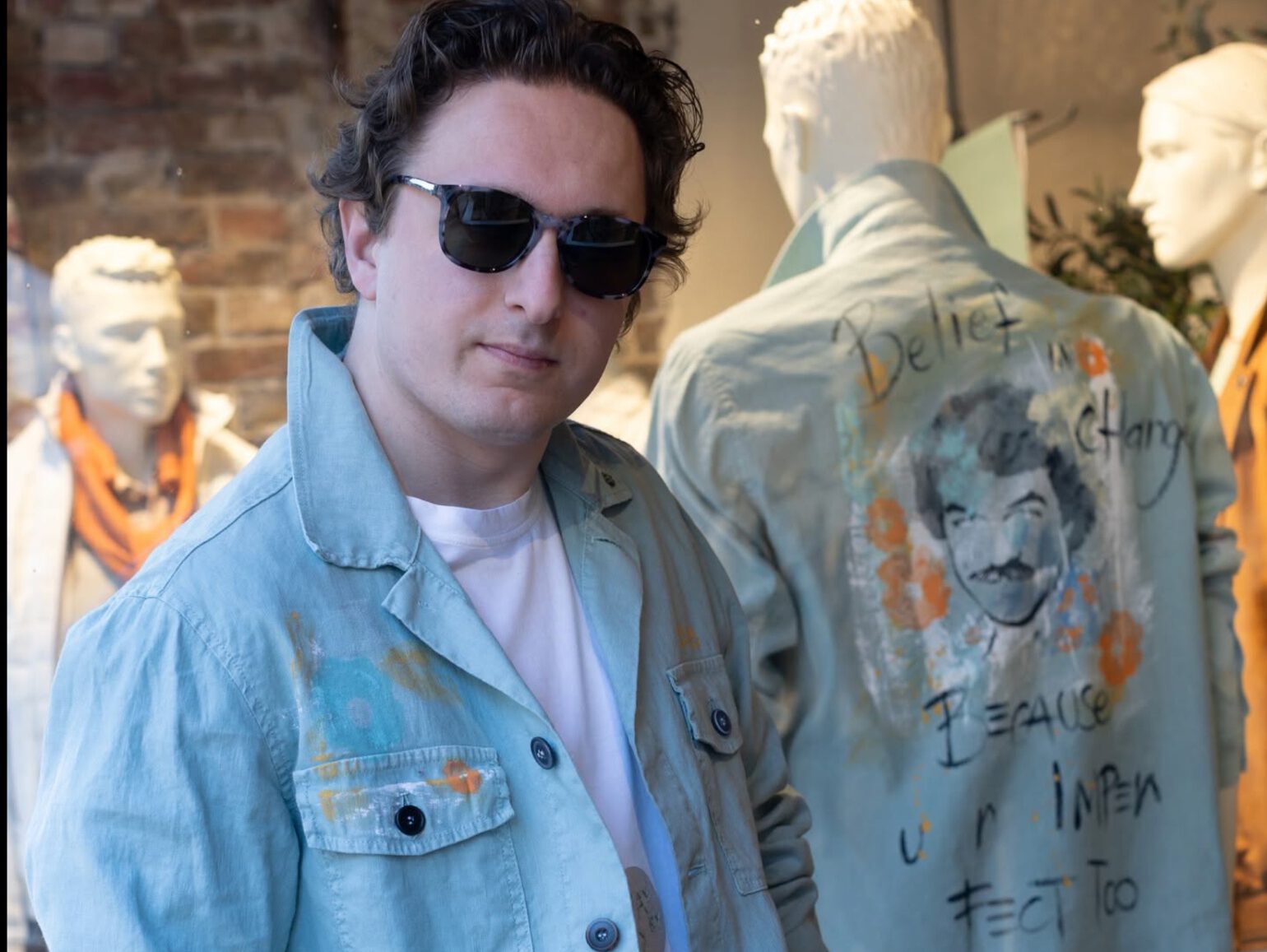 Jeroen Haver draagt een lichtblauw BOB overshirt met artistieke details