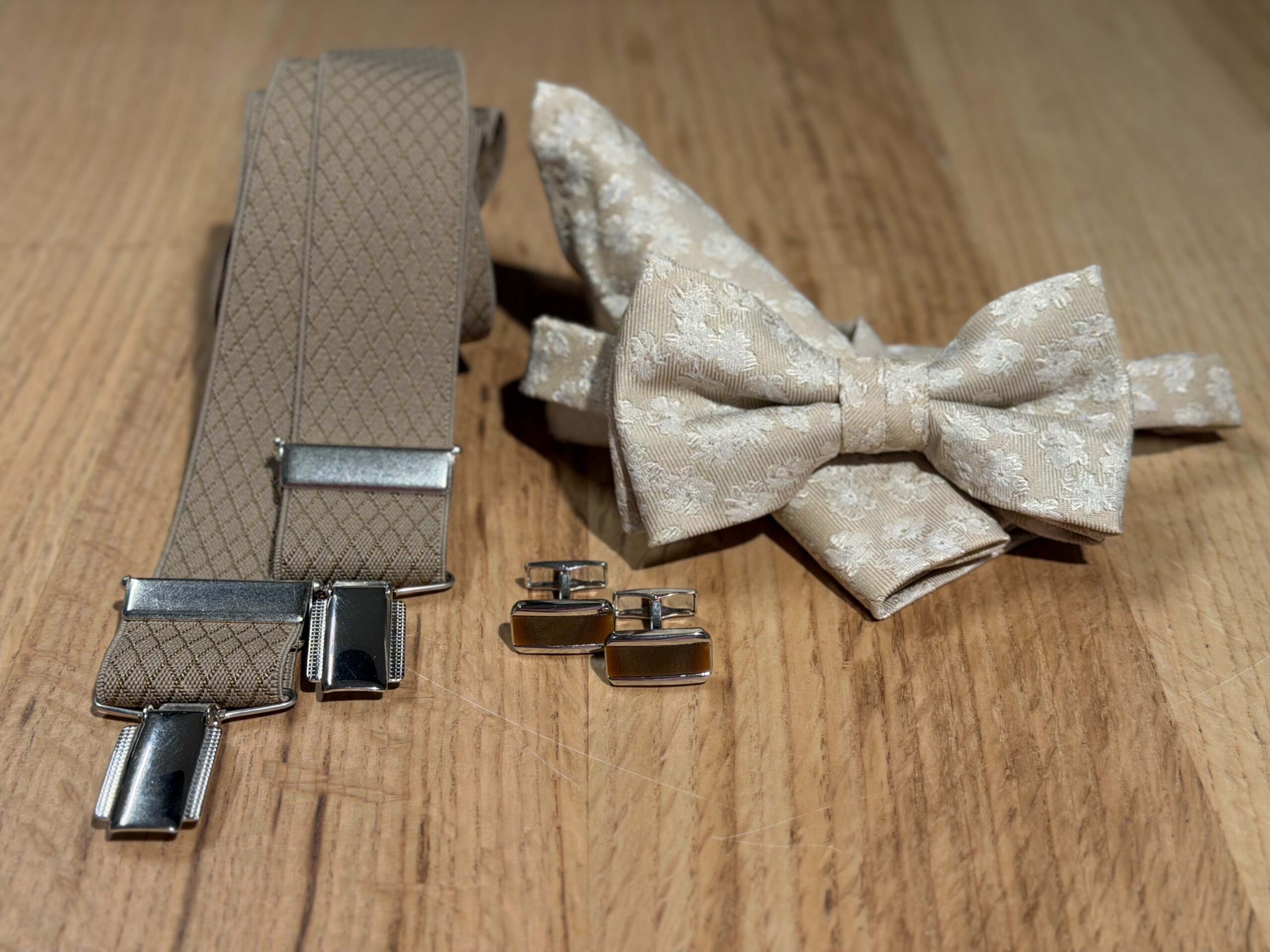 Strik, pochet, riem en accessoires voor een trouwpak