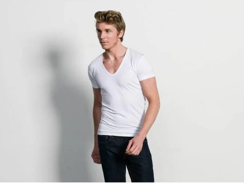 Man draagt een wit Slater V-hals T-shirt met jeans