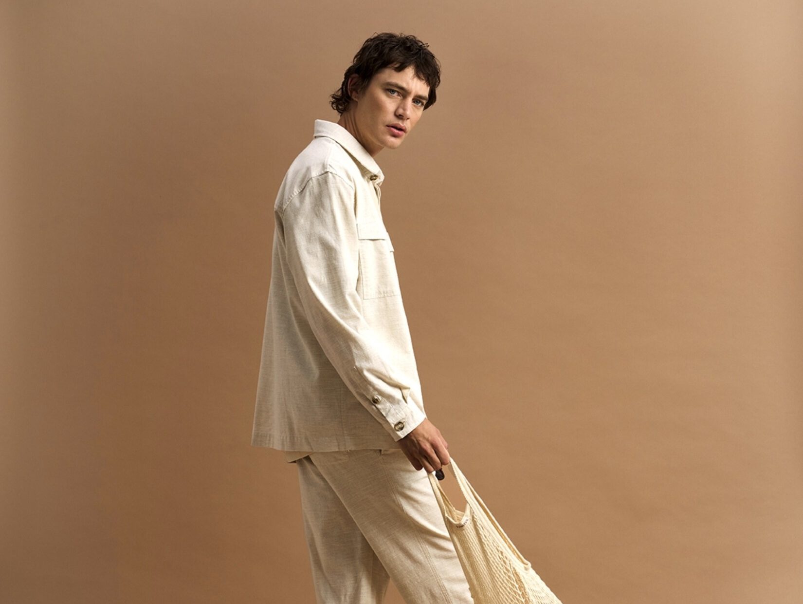 Man draagt een lichte herenbroek en overshirt van The GoodPeople